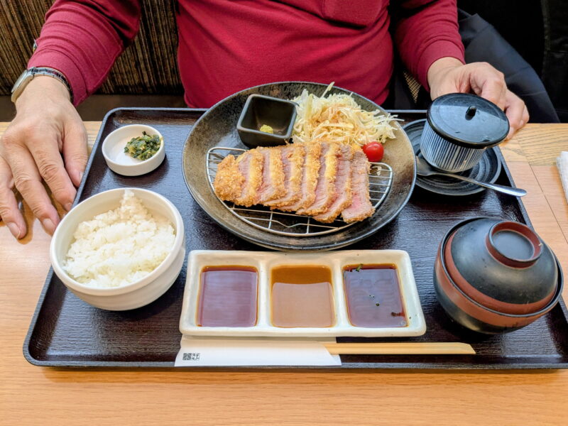 スギモト本店にて牛カツを楽しむ父