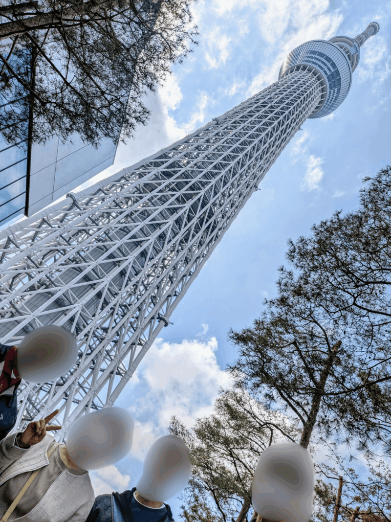 スカイツリーをバックに記念撮影する家族