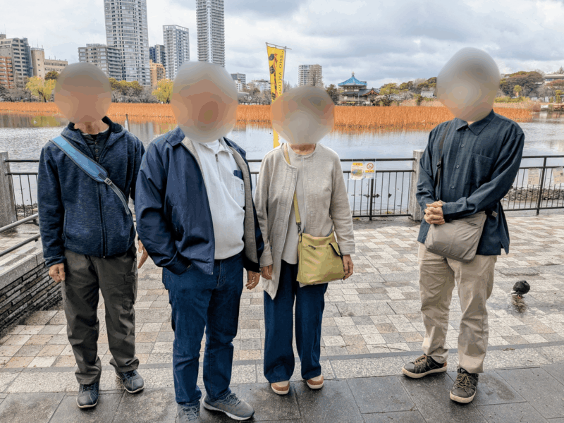 不忍池で記念撮影する家族