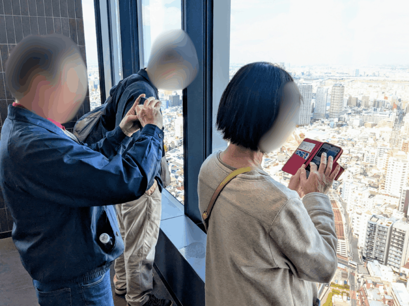 31階から見下ろす、東京の街並みを楽しむ家族