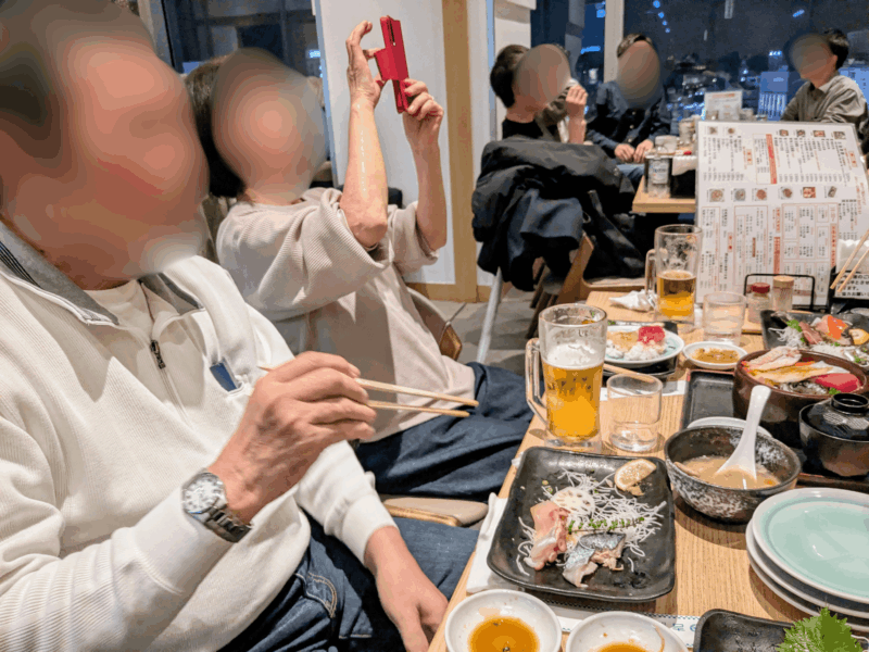 吉池食堂にてスカイツリーを撮影する母