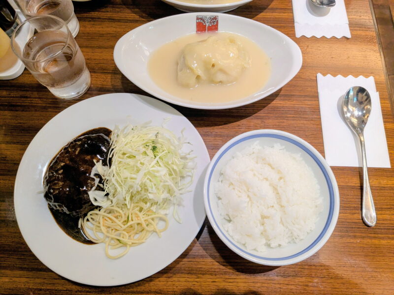 「新宿アカシア」のハンバーグと名物ロールキャベツ