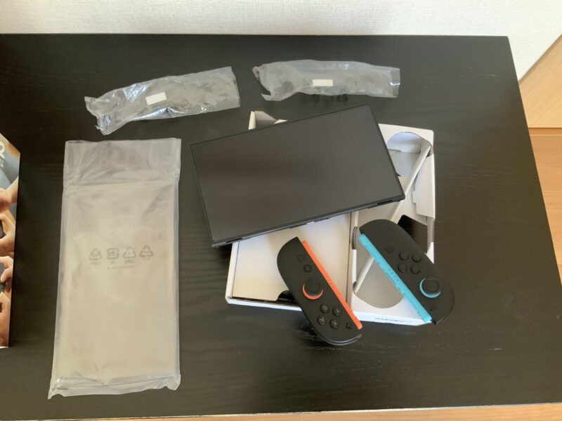 Switch2の外箱から本体とコントローラーを取り出している様子