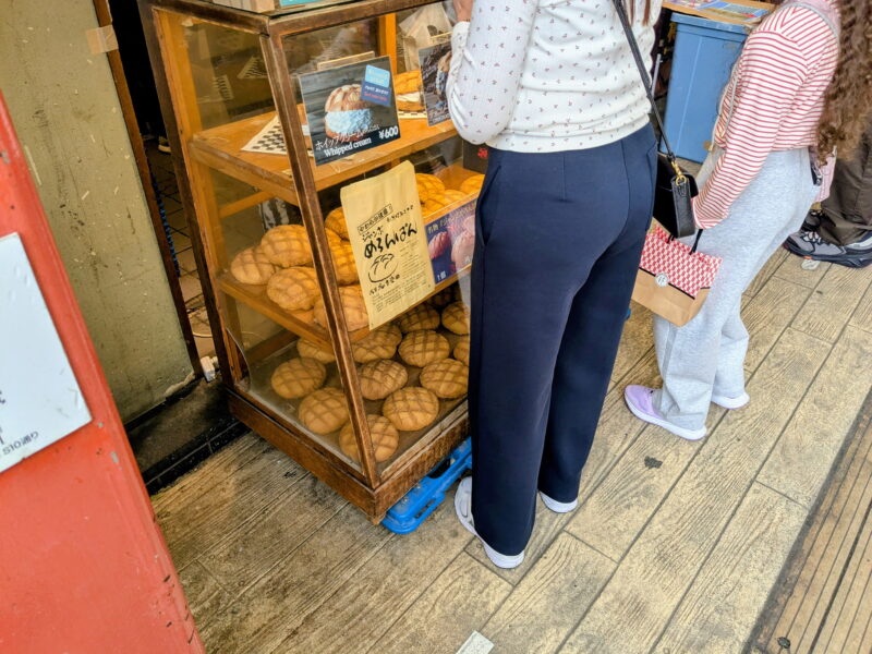 浅草花月堂の店前