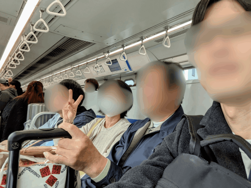 東京モノレールからの眺めを楽しむ家族