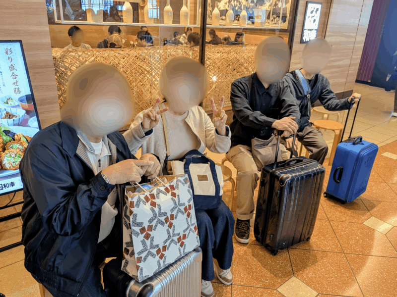 「とんかつ 和幸」で昼食をとる家族