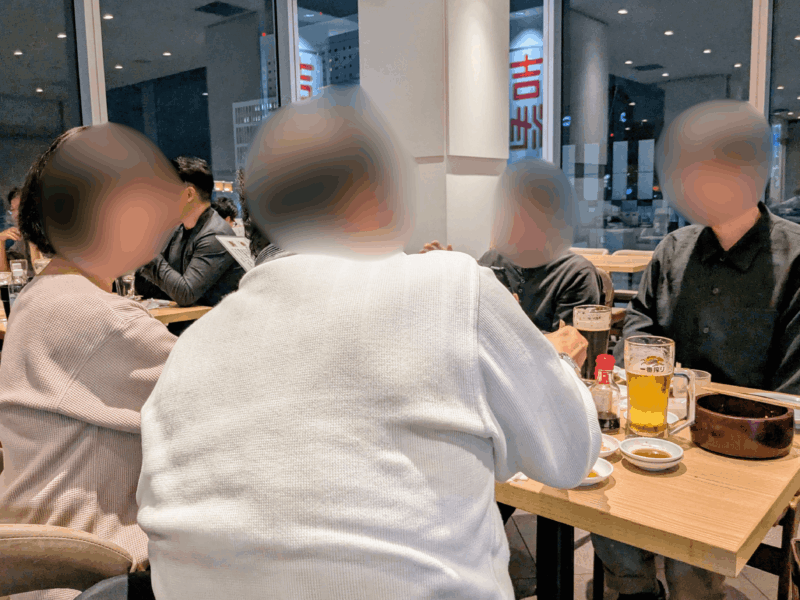 「吉池食堂」でスカイツリーを眺めながら食事を楽しむ家族