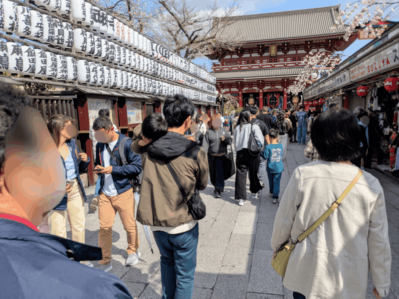 仲見世通りを歩く家族