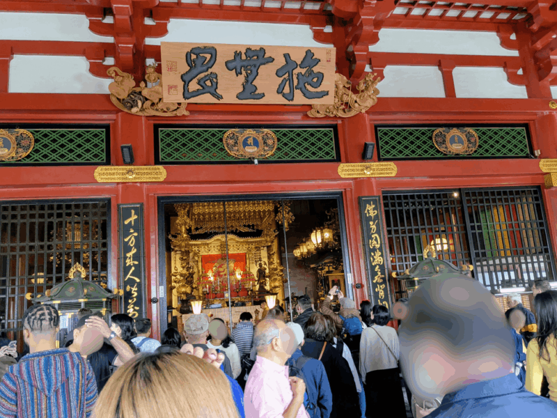 浅草寺の本堂にて