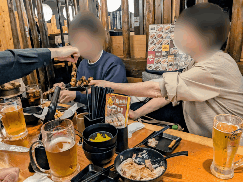 初めての鳥貴族で食事を楽しむ家族