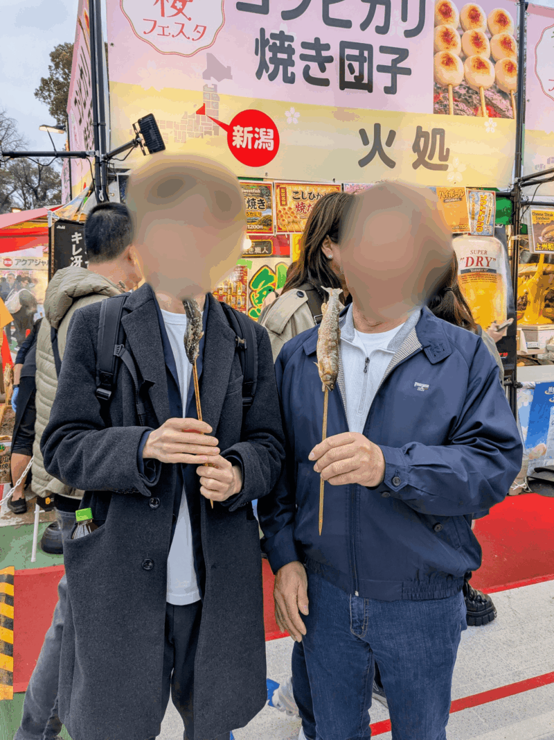 上野の屋台にて「鮎の塩焼き」を買ってご満悦の私と父