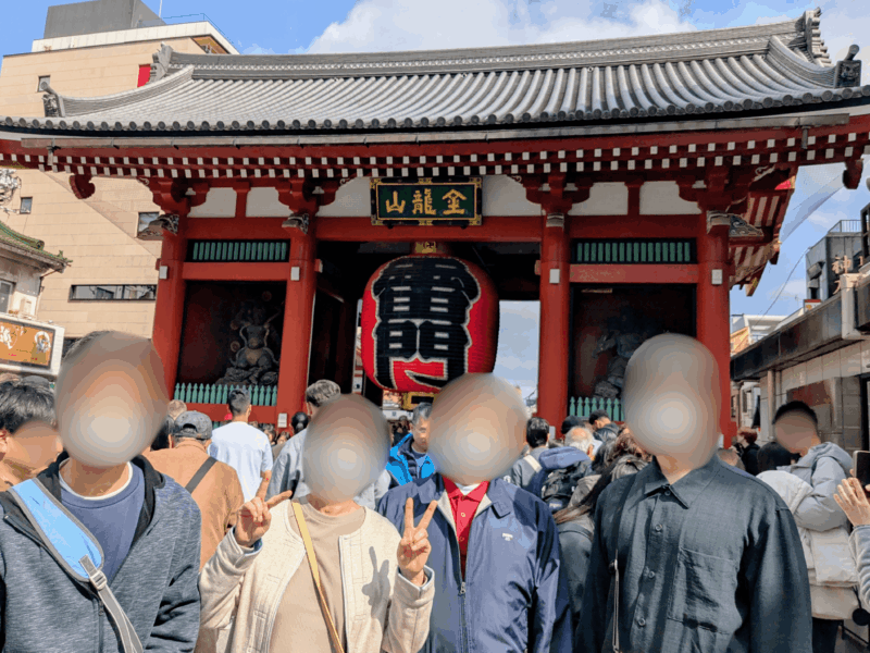 雷門にて記念撮影する家族